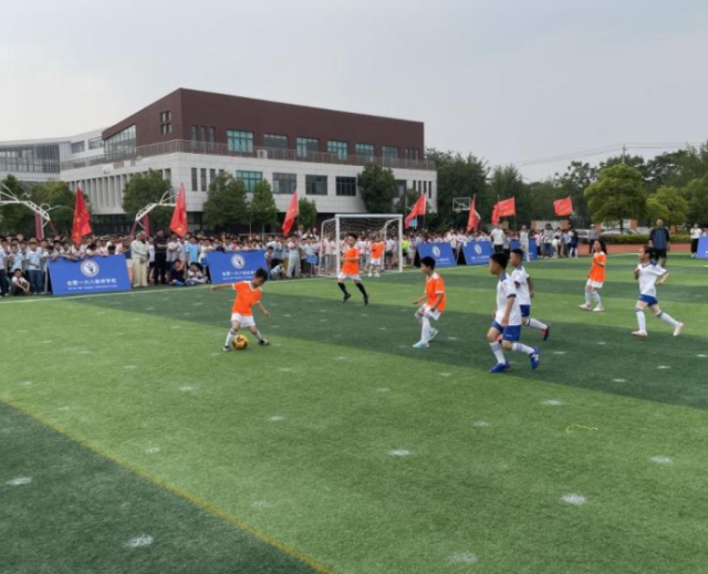 构成教与学师与生“共同在场”的双向互动讲堂力求在师生携手探索