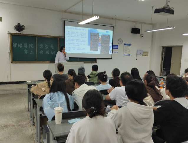 一手抓核心素质既让学生有接受智能时代