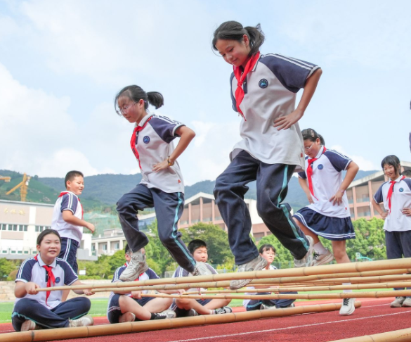 构建全方位德育网络打造家校社共育教联