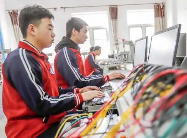 承担工业园区技术人才培育构建基于大模