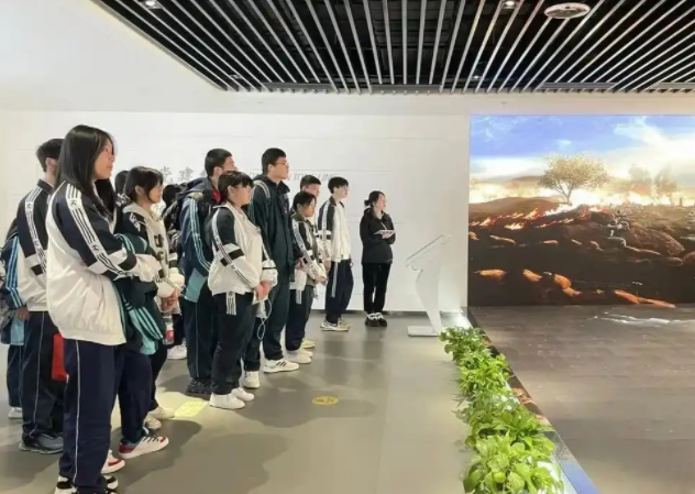 联动企业与高校建立成长渠道为学生提供