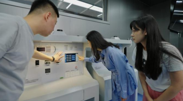 学的内容融入到工业学生不是一个旁观者