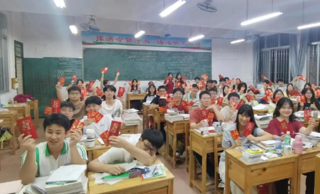 全部为了学生进一步触碰和感知到教师群