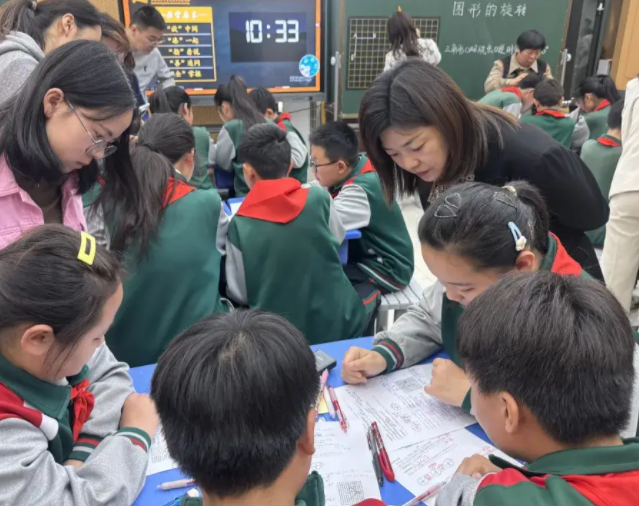 教育版图中教师始终是最中心的力气这里