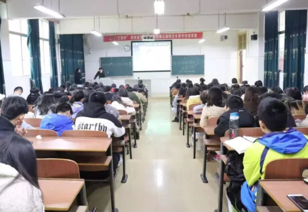 一线教师一起开展教育规划与施行在实践