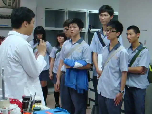 建造数字化精品课程完善空中课堂运行机