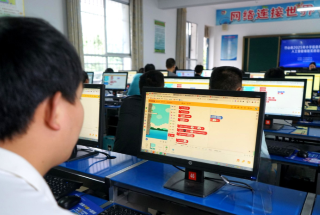 言传身教老师根据本身经历形成的共同个人魅力与鲜明教育风格