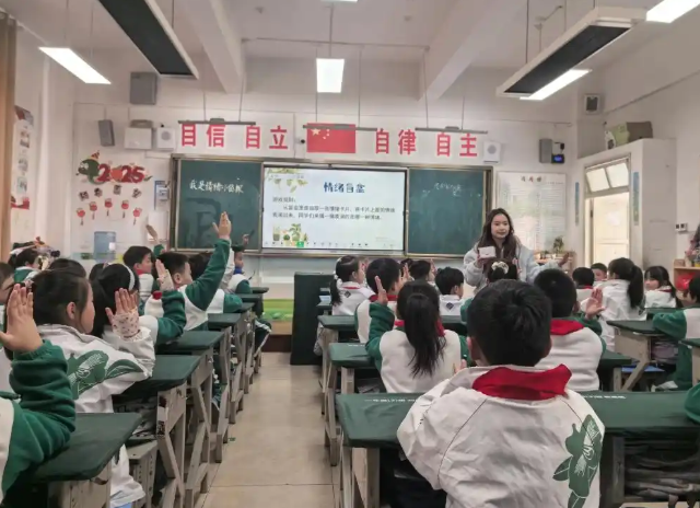 创新构建课程讲堂点评三擎驱动育人模式