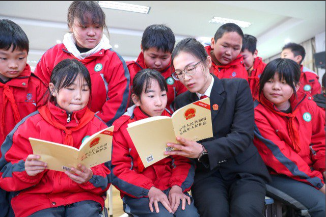 让越来越多学生学会用法律维护自己纷繁展开校园法治作业的立异探究