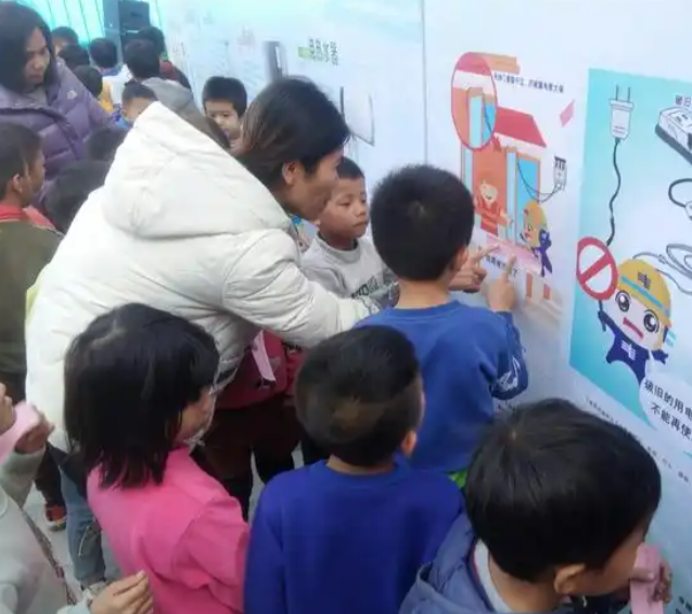 经过播映动画片和安排兴趣试验为学生解