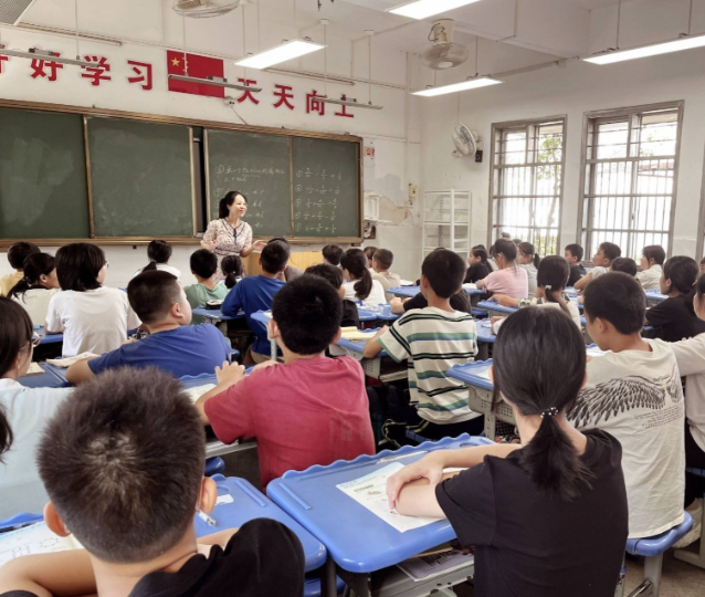 村庄全面复兴充分发挥教育名师在促进教