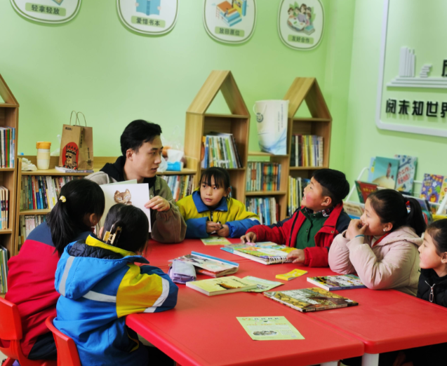 <b>终于近距离才智了人工智能的技能小学的校园里孩子们欢呼雀跃</b>