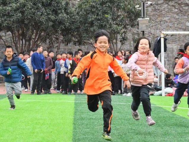 学生体育活动不打扣头即打造专职教师专业教练育人一体化 学生体育活动不打扣头即打造专职教师专业教练育人一体化