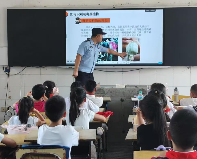 宣传教育打出一套组合拳针对村庄学生交通安全认知单薄的问题 宣传教育打出一套组合拳针对村庄学生交通安全认知单薄的问题