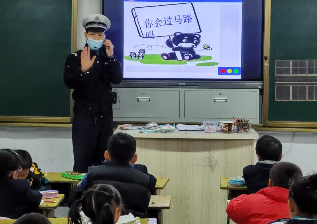 聚集村庄学生出行安全无证营运车辆超员