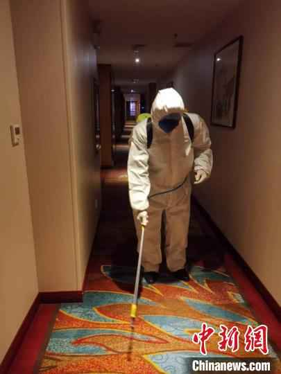 艾厚宇给楼道消毒杀菌。共青团辽源市委供图 吉林辽源酒店经理清空客房打造医护人员休整阵地