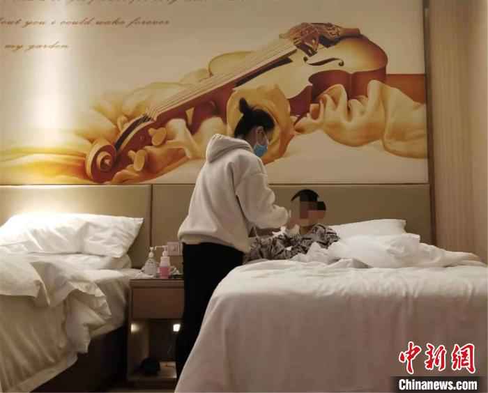 图为惠东县平山一名“90后”的未婚护士小伍自告奋勇为隔离4岁男童当起“临时妈妈” 惠东县委宣传部供图 摄 90后未婚护士为隔离4岁男童当起“临时妈妈”