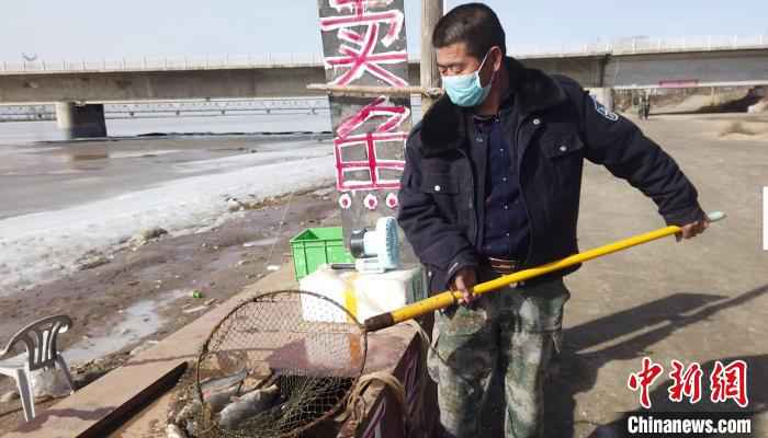 黄河内蒙古段“餐桌未启” 民众将“开河鱼”打包尝鲜