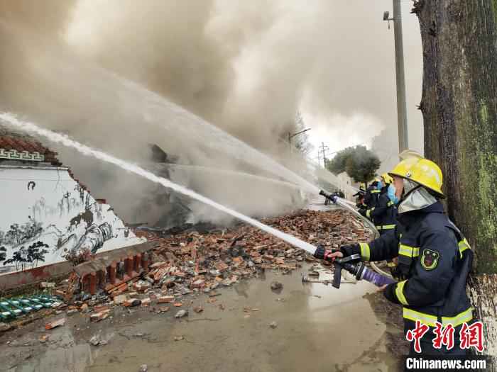  浙江嘉兴一纺织厂发生大火 消防出动100多人赴现场救援