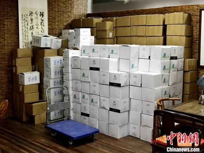 警方在现场查获大量消毒水、防护服等物资。上海警方供图 “预防抑制新冠病毒消毒水”? 沪警方侦破虚假广告牟利案