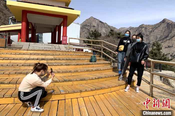 游客在景区内拍照留念。 李佩珊 摄 贺兰山间春风起 游客理性踏青游