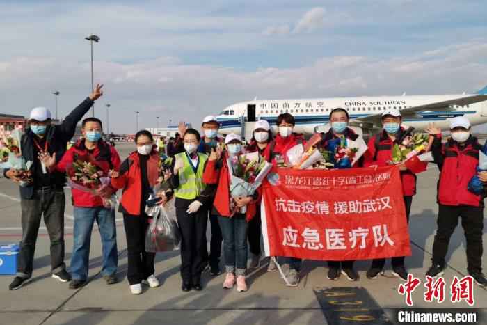 黑龙江“白衣战士”情牵两城：江城33天冰城14天