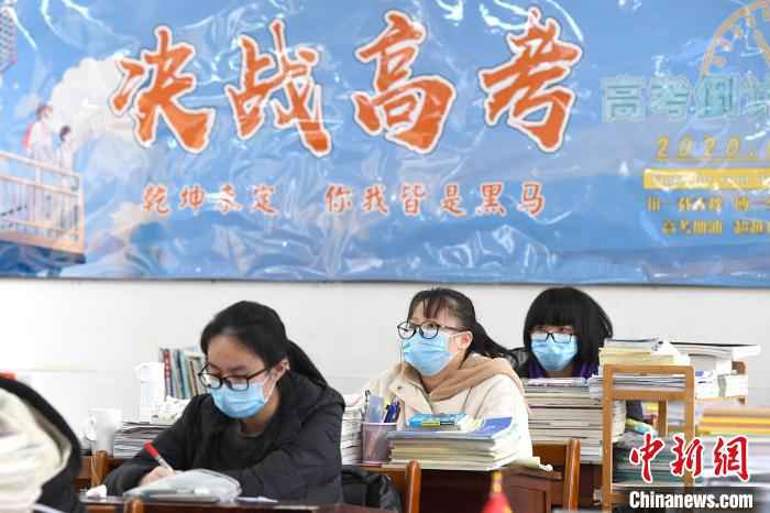  广西初三高三年级学生开学 抗疫专家给桂林学生上开学第一课