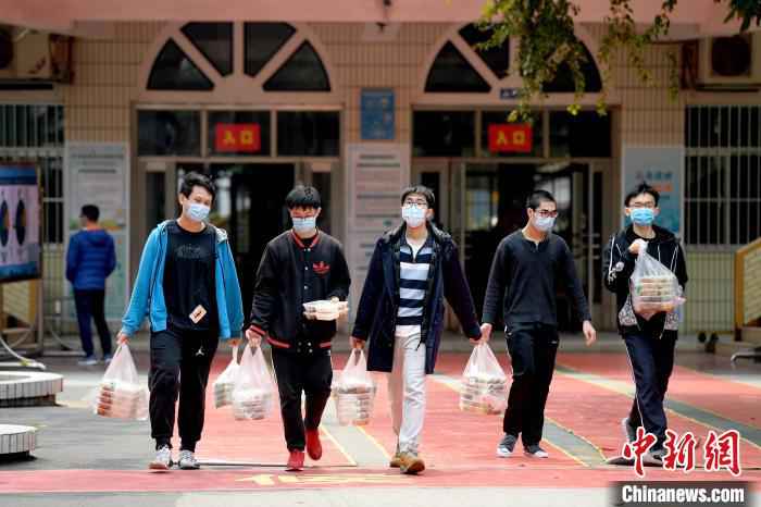  广西初三高三年级学生开学 抗疫专家给桂林学生上开学第一课