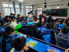 指派专人在课间巡查等方式确保学生课间